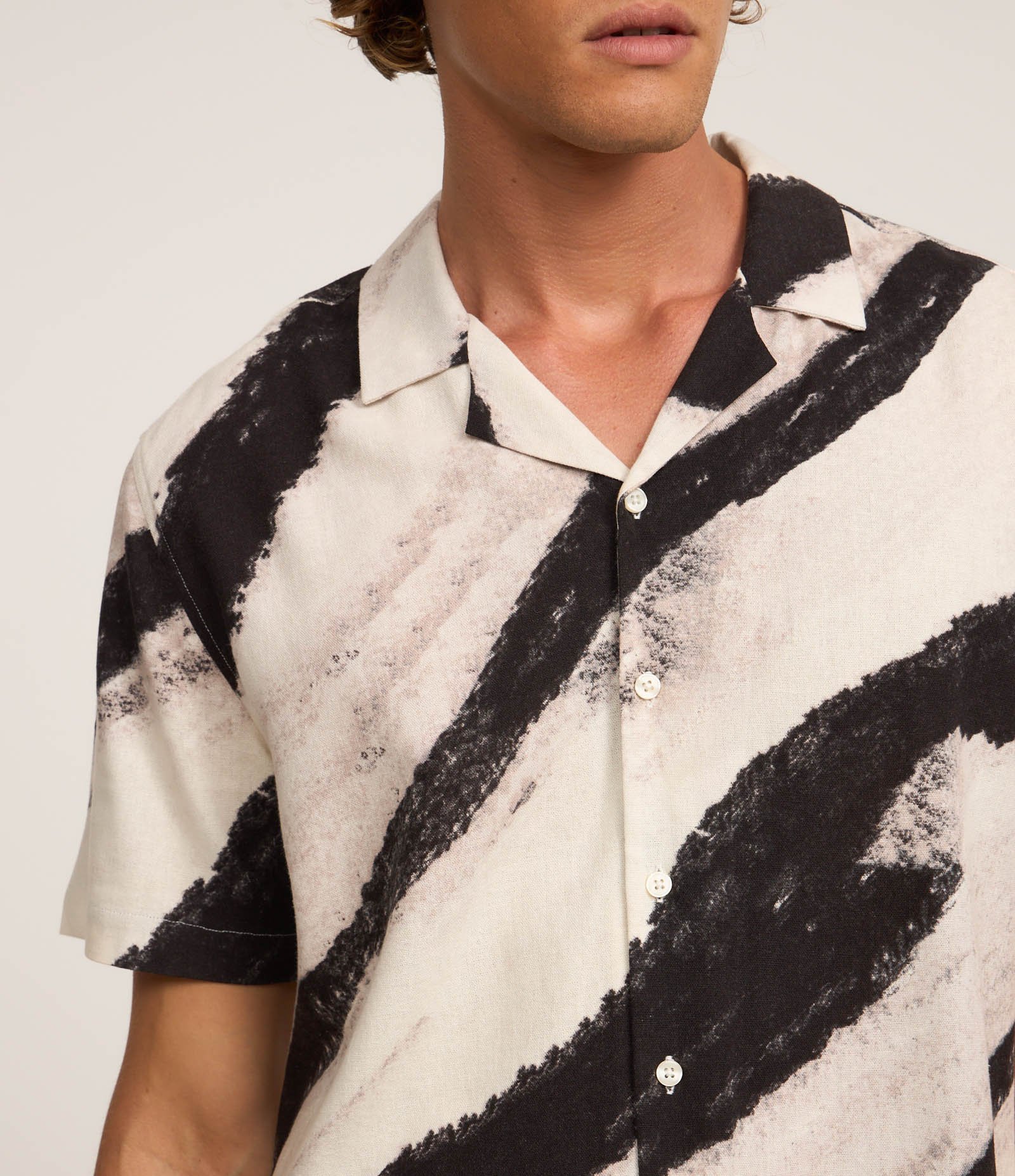 Camisa Boxy em Viscolinho com Textura e Estampa Abstrata Branco/Cinza/Preto 4