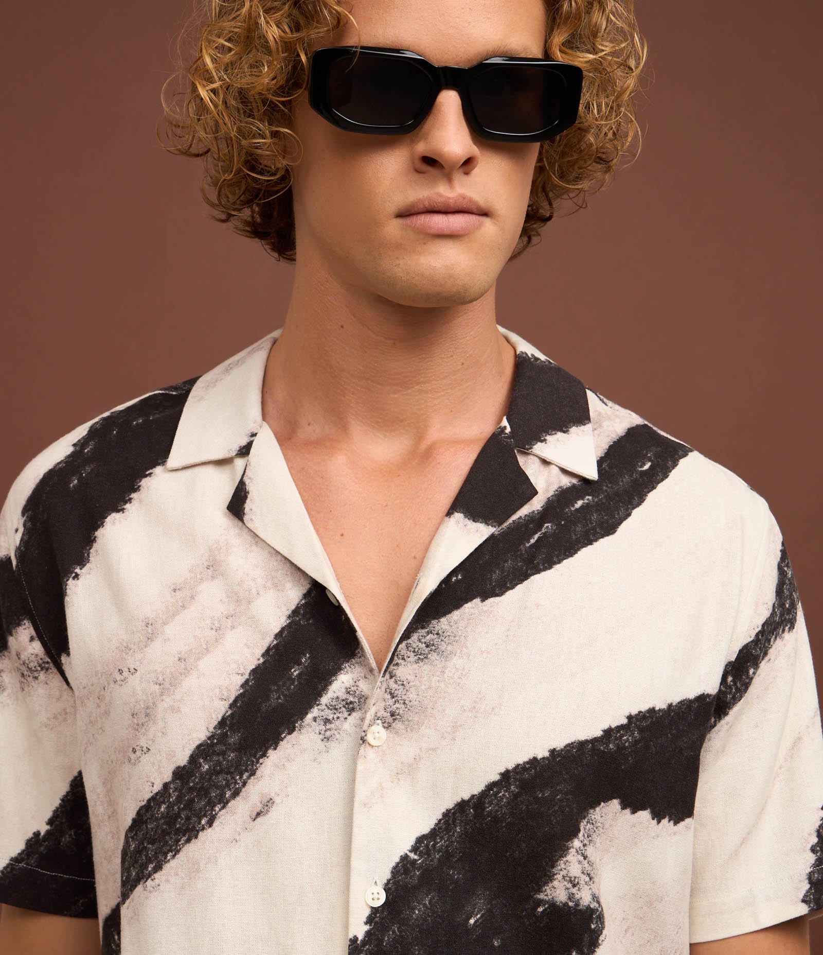 Camisa Boxy em Viscolinho com Textura e Estampa Abstrata Branco/Cinza/Preto 5