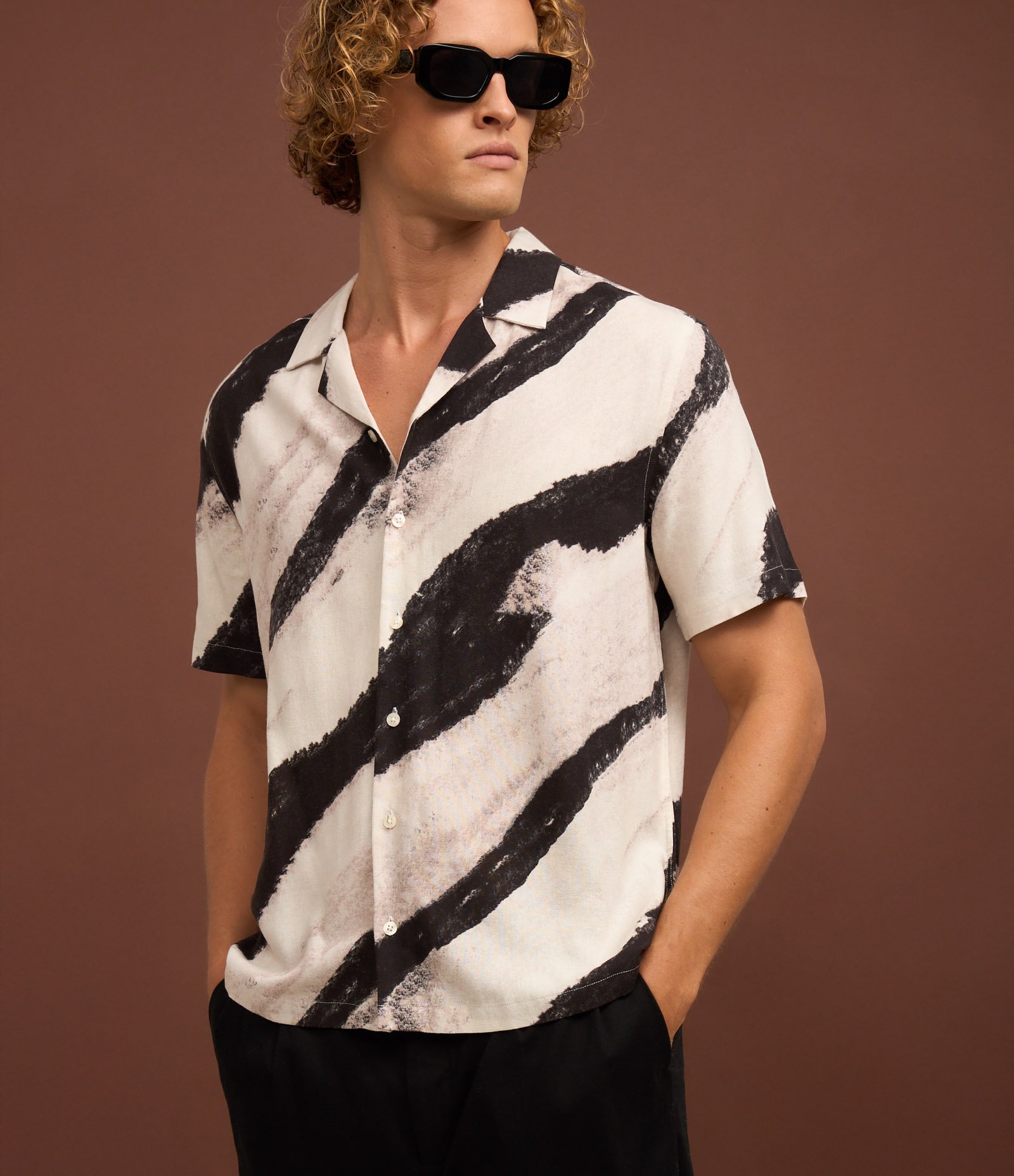 Camisa Boxy em Viscolinho com Textura e Estampa Abstrata Branco/Cinza/Preto 6