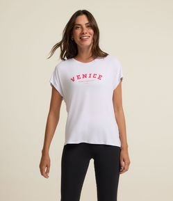 Camiseta Esportiva em Microfibra sem Cava com Estampa Lettering