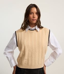 Colete Curto em Tricô com Textura e Cava Contrastante