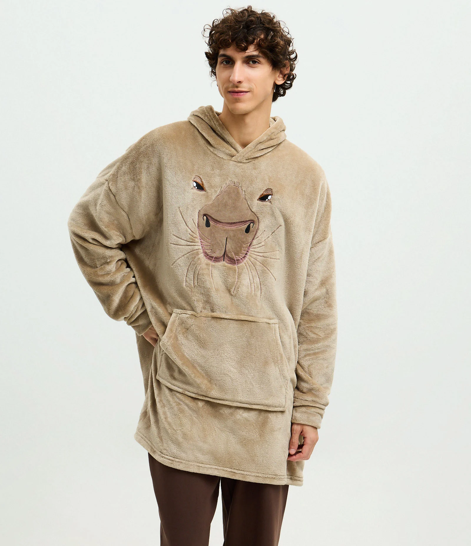 Pijama Snudie em Plush com Capuz e Estampa Capivara Marrom 1