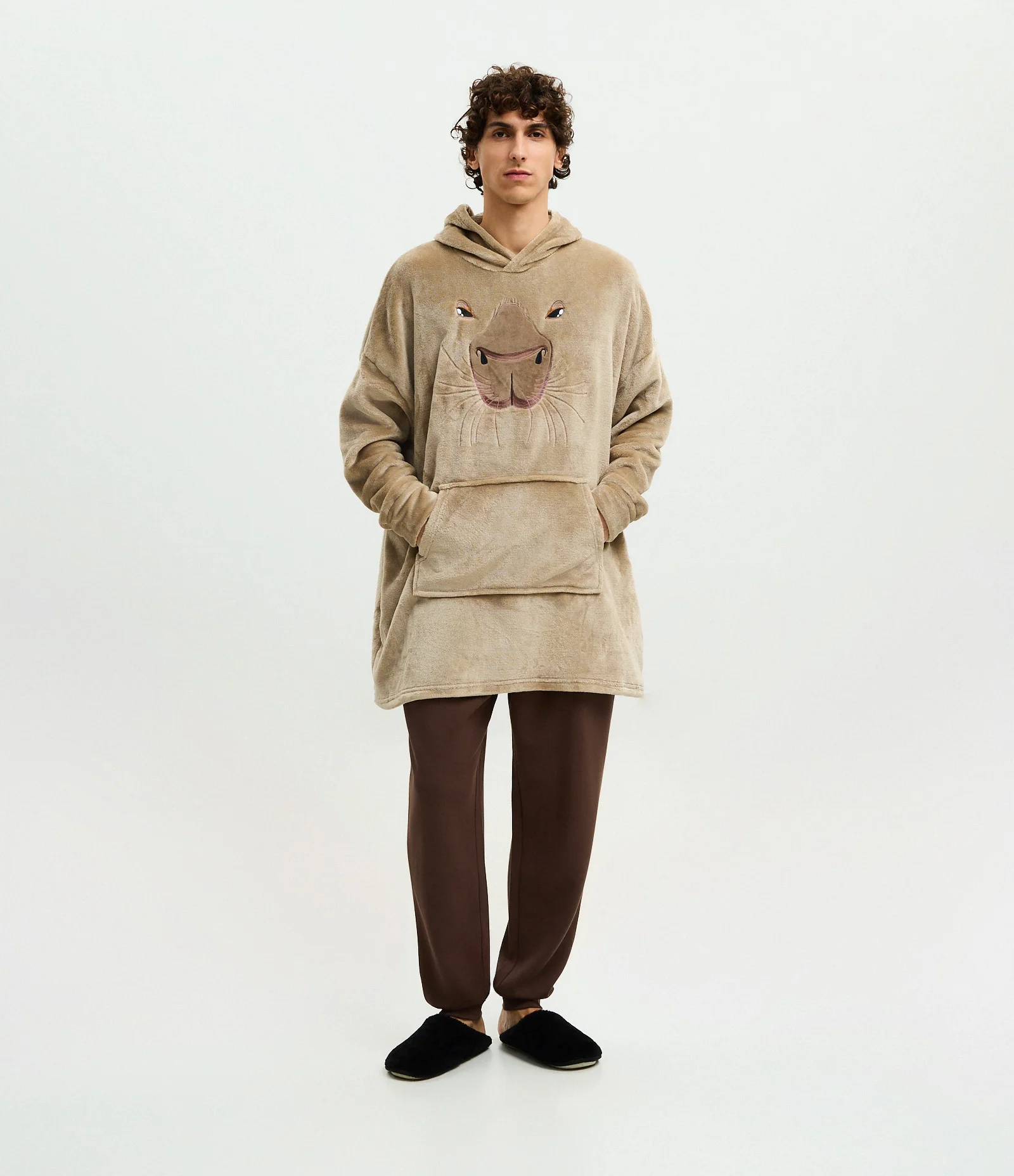 Pijama Snudie em Plush com Capuz e Estampa Capivara Marrom 2