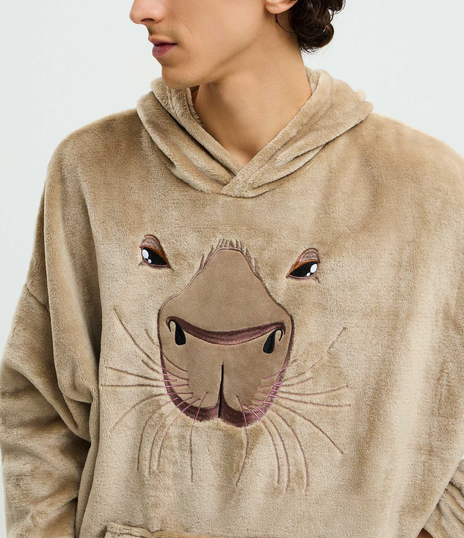 Pijama Snudie em Plush com Capuz e Estampa Capivara Marrom 3