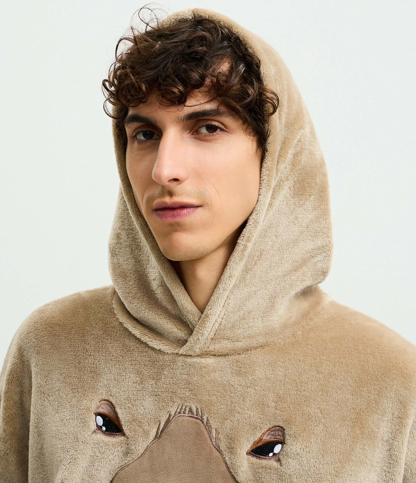 Pijama Snudie em Plush com Capuz e Estampa Capivara Marrom 4