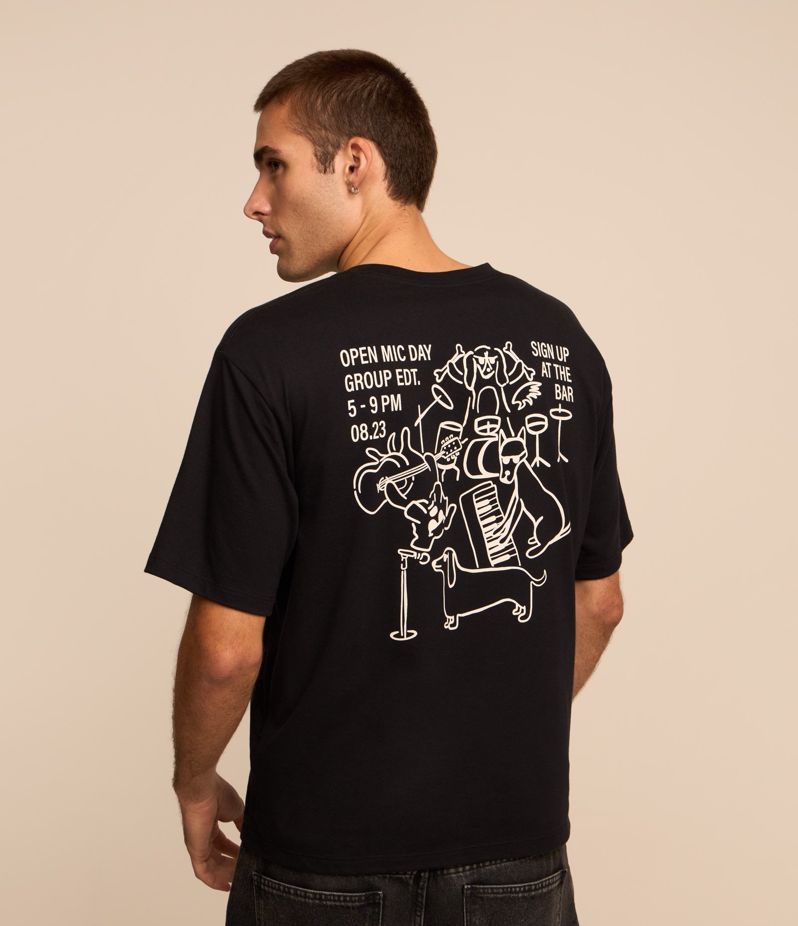 Camiseta Boxy em Algodão com Estampa Banda de Cachorros Preto 1