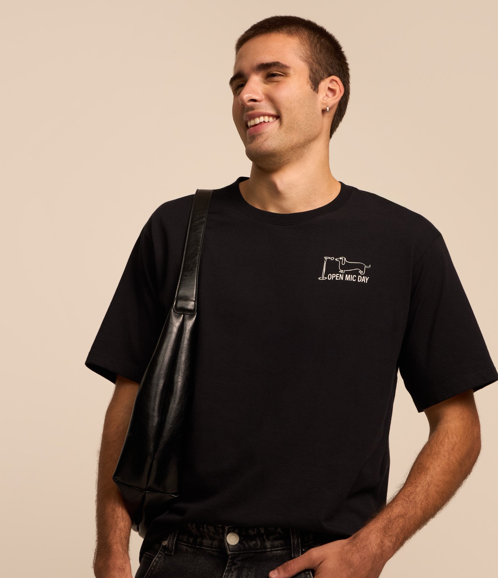 Camiseta Boxy em Algodão com Estampa Banda de Cachorros Preto 4