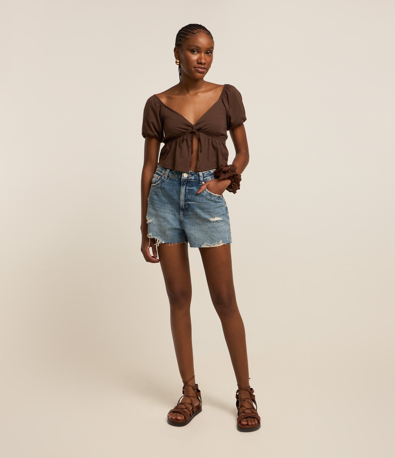 Short Slim em Jeans Dirty com Puídos e Barra Desfiada Azul 1