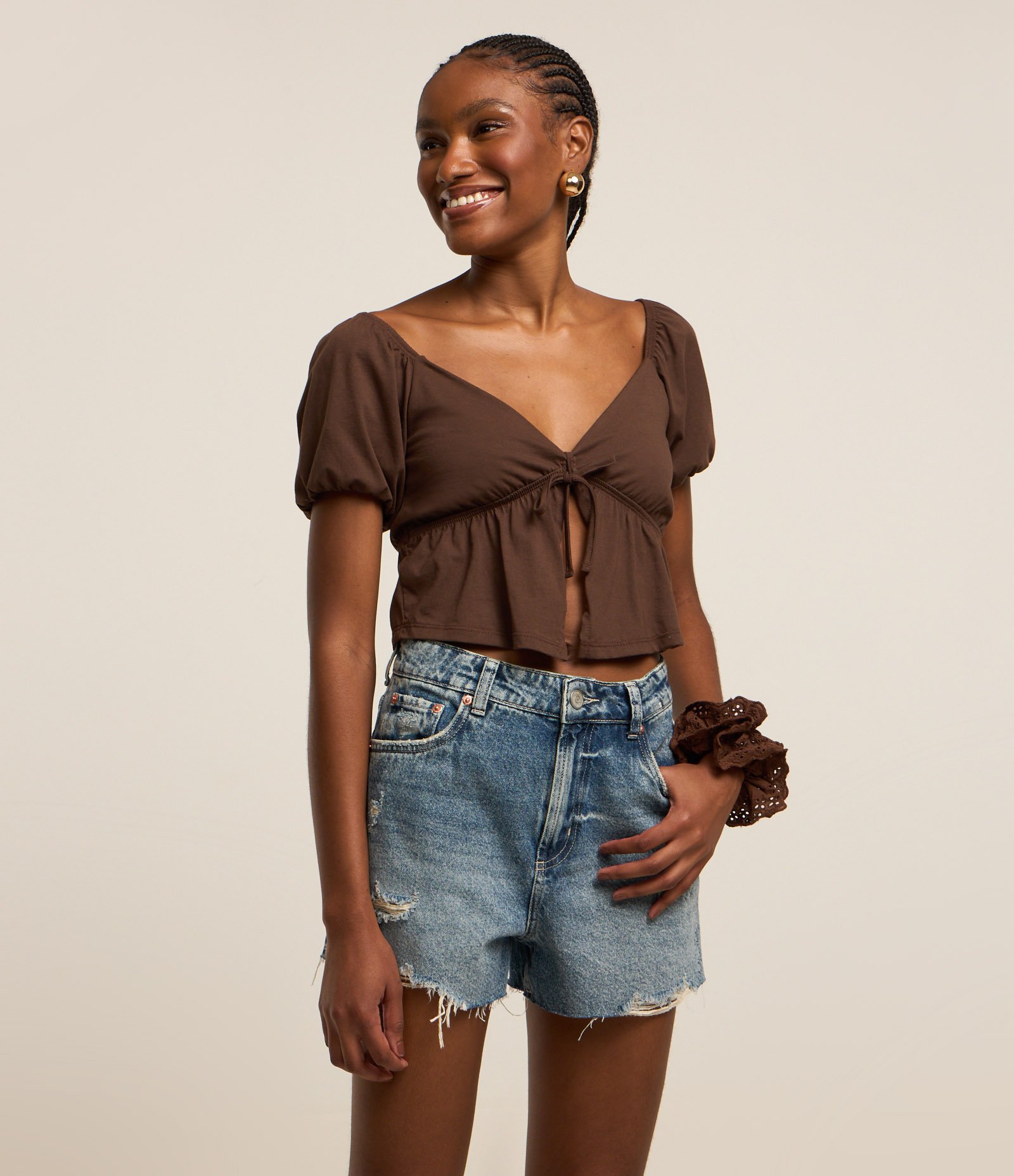 Short Slim em Jeans Dirty com Puídos e Barra Desfiada Azul 2