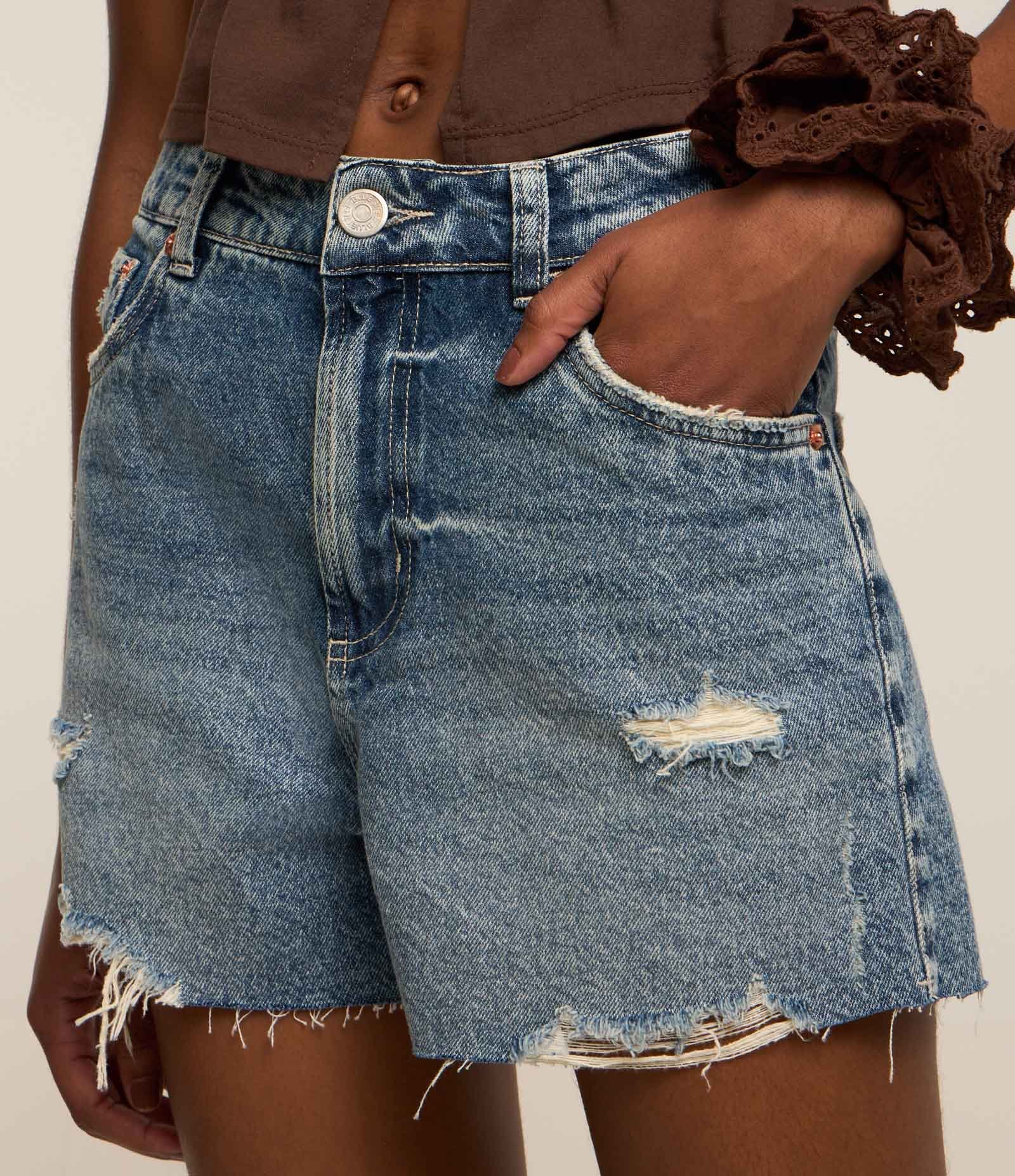Short Slim em Jeans Dirty com Puídos e Barra Desfiada Azul 3