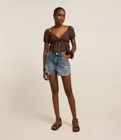 Short Slim em Jeans Dirty com Puídos e Barra Desfiada