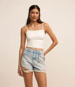 Short Slim em Jeans Dirty com Puídos e Chaveirinho