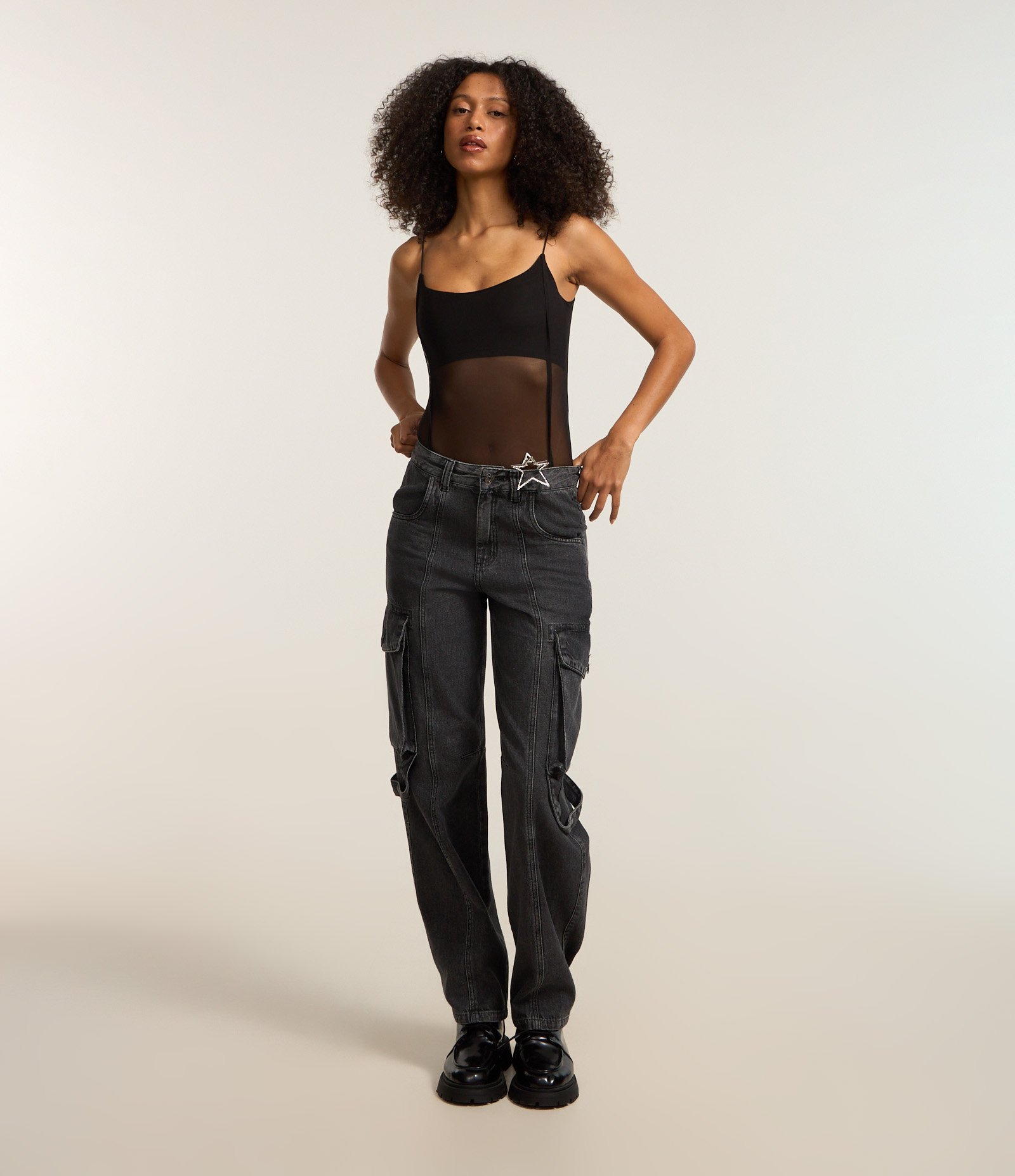 Calça Reta em Jeans com Bolsos Cargo e Friso Frontal Preto 1