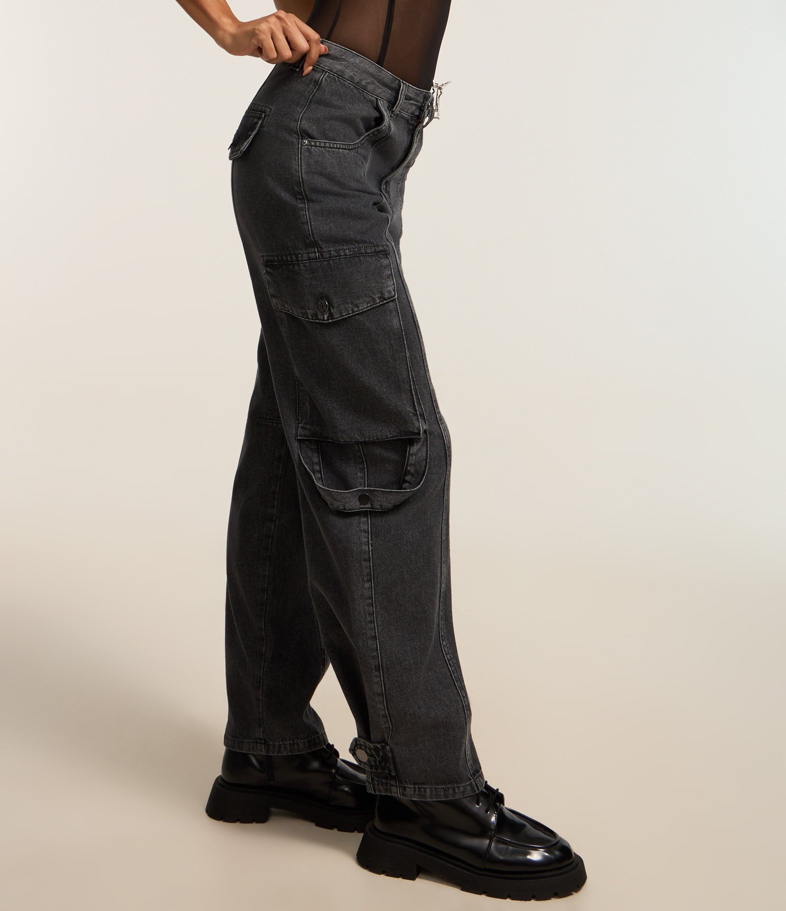 Calça Reta em Jeans com Bolsos Cargo e Friso Frontal Preto 2