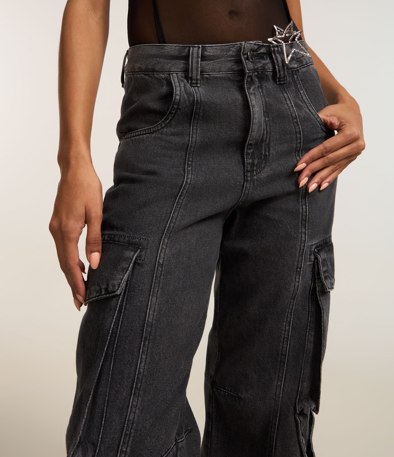 Calça Reta em Jeans com Bolsos Cargo e Friso Frontal Preto 3