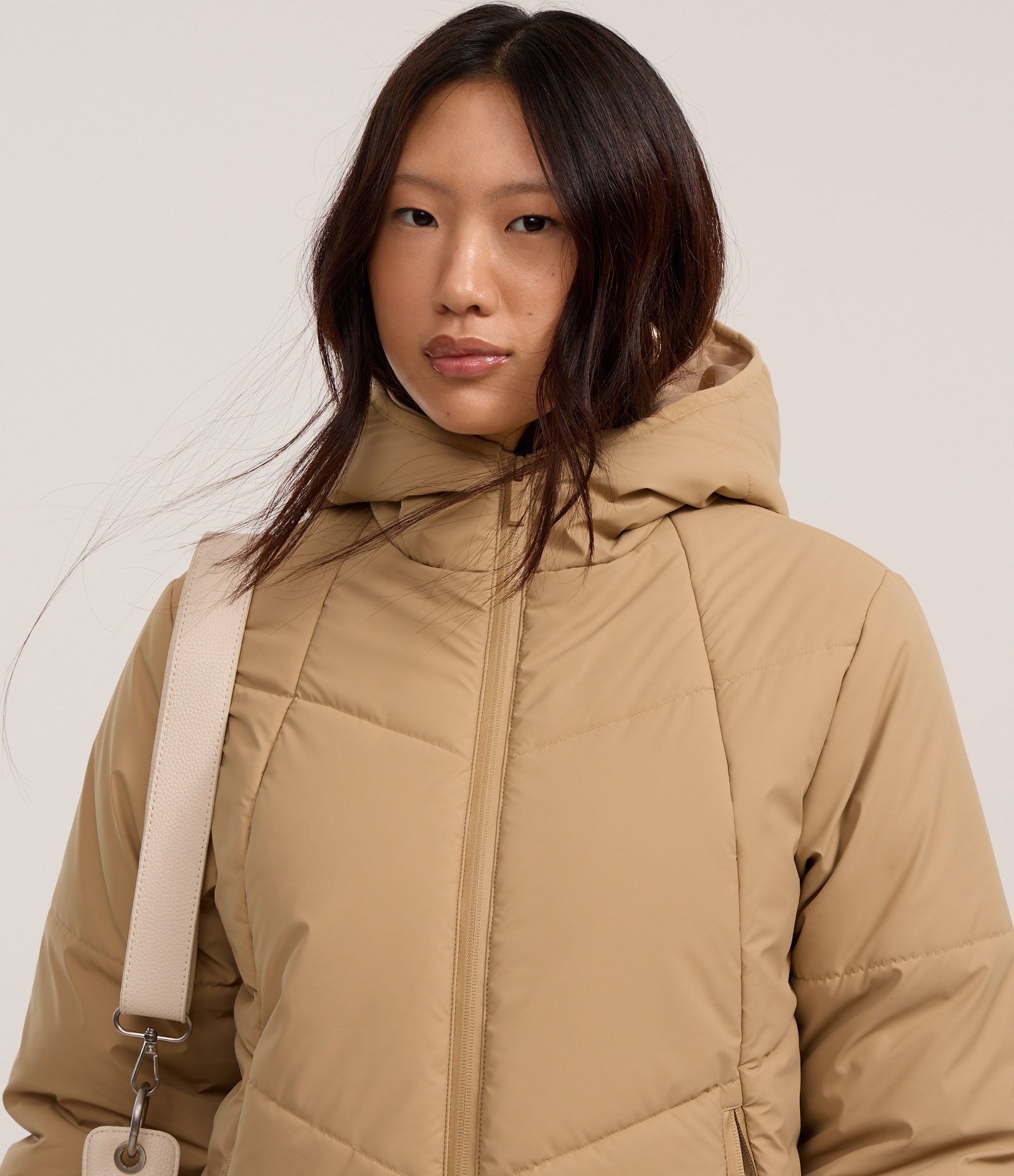 Jaqueta Ultra Leve com Capuz e Bolso de Zíper Bege 4