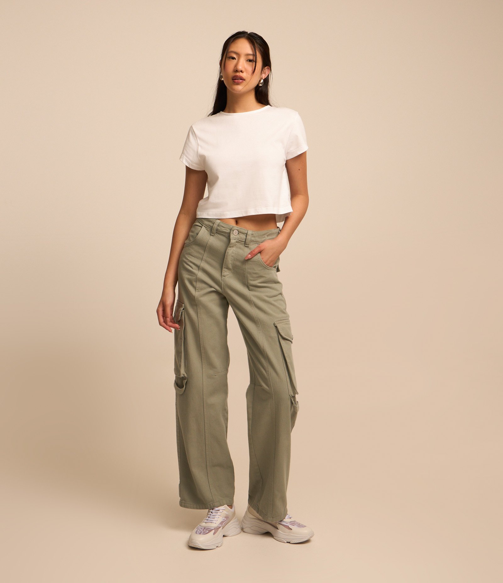 Calça Reta em Jeans com Bolso Cargo e Friso Frontal Verde 1