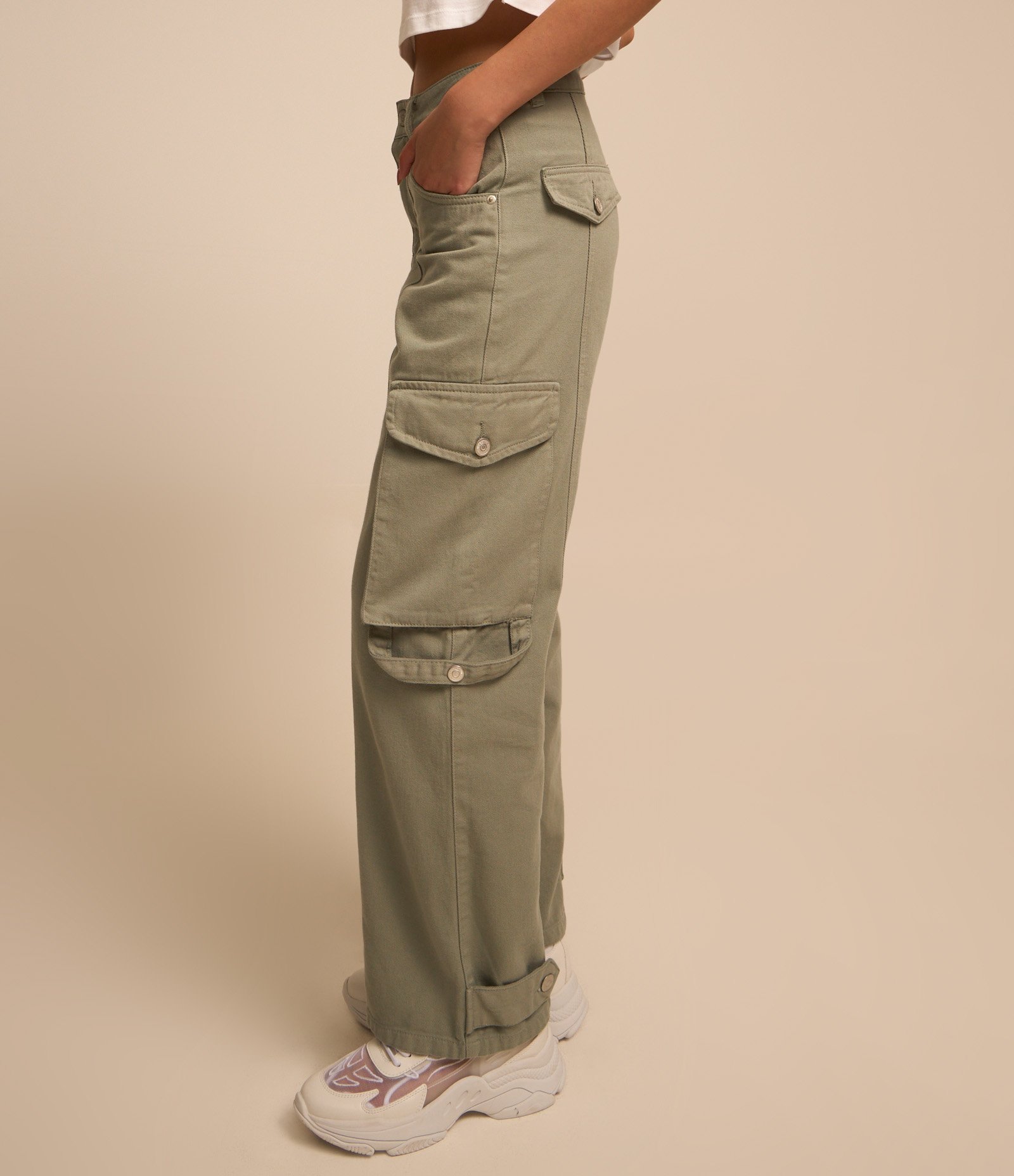 Calça Reta em Jeans com Bolso Cargo e Friso Frontal Verde 3