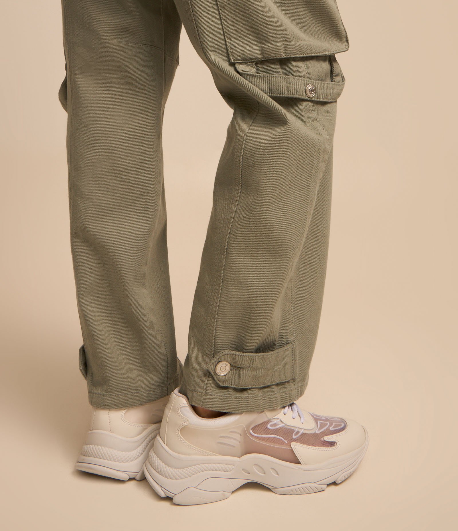 Calça Reta em Jeans com Bolso Cargo e Friso Frontal Verde 5