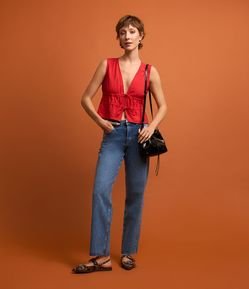 Calça Reta em Jeans com Barra Corte a Fio