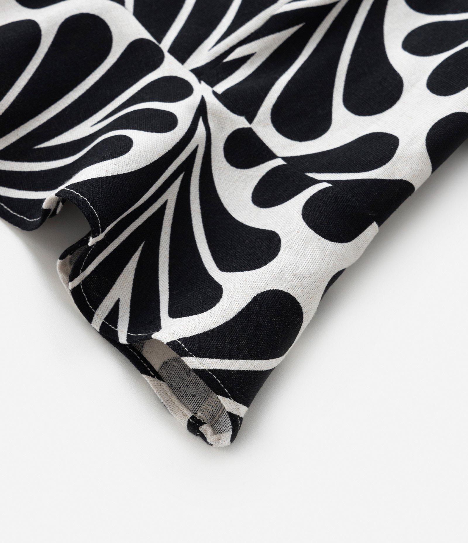 Blusa Viscolinho Estampa Abstrata Curve & Plus Size Preto 7
