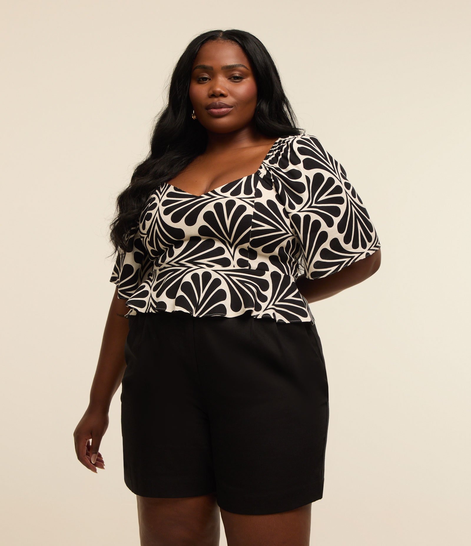 Blusa Viscolinho Estampa Abstrata Curve & Plus Size Preto 1