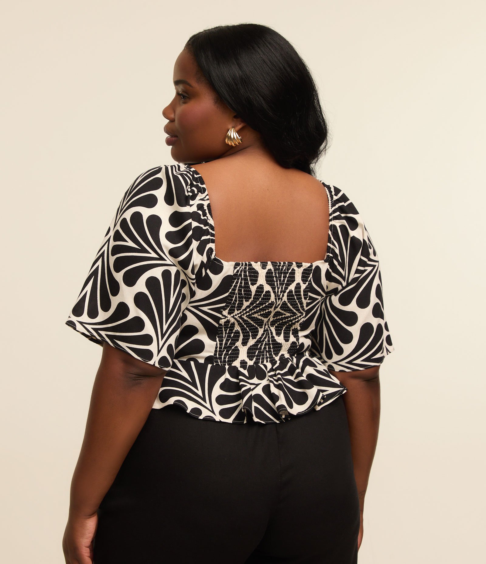 Blusa Viscolinho Estampa Abstrata Curve & Plus Size Preto 3