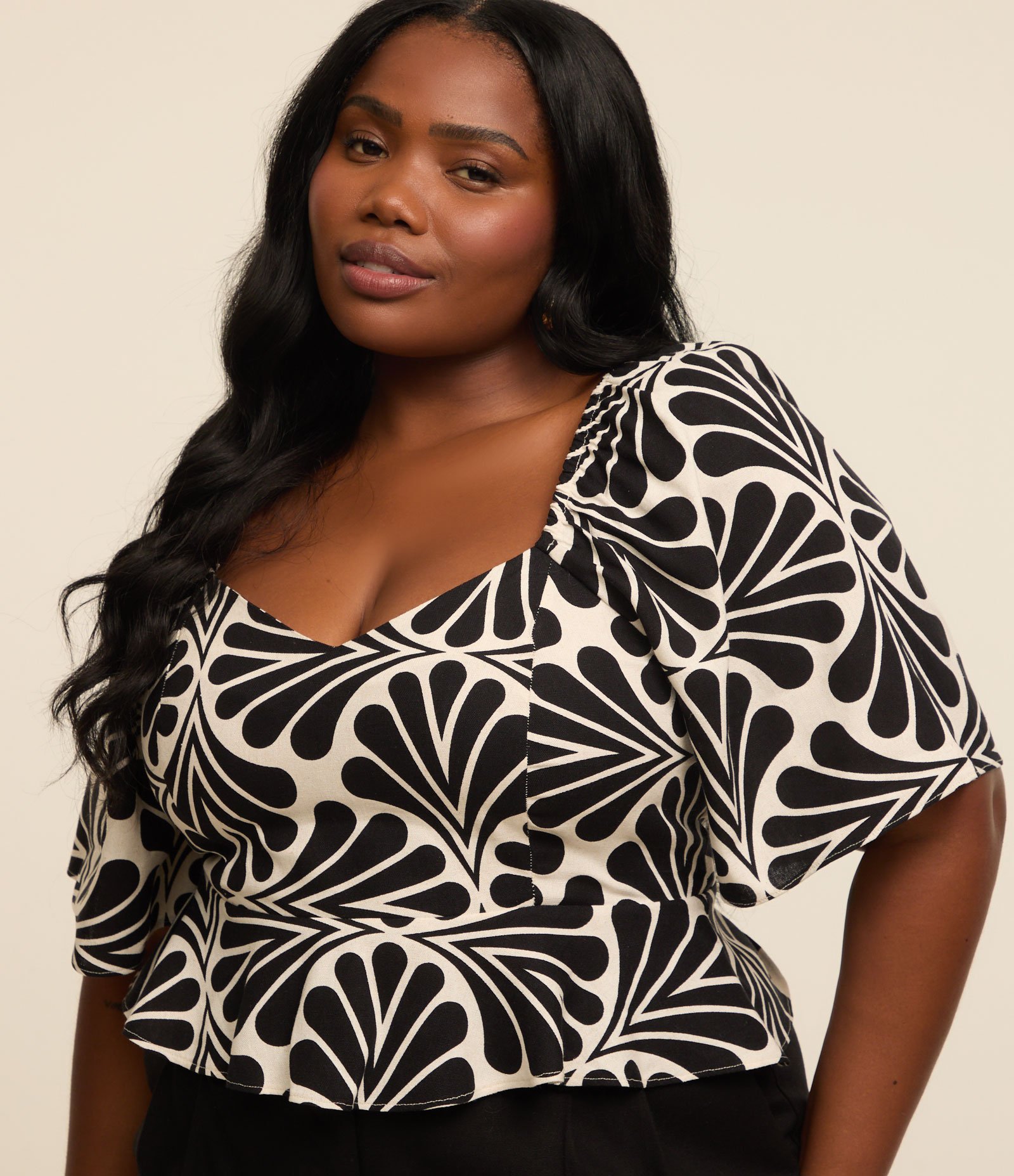 Blusa Viscolinho Estampa Abstrata Curve & Plus Size Preto 4
