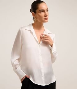 Camisa Acetinada com Caimento Leve e Manga Longa