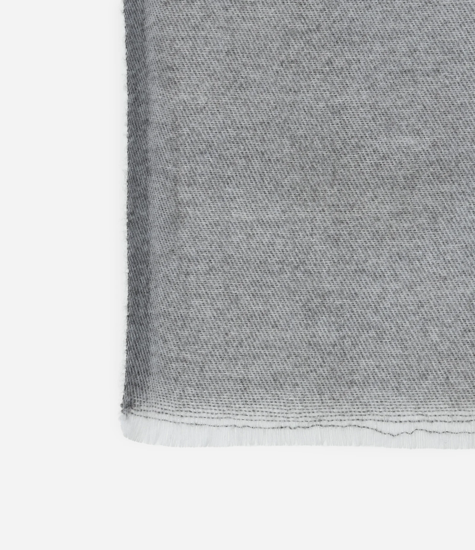 Cachecol em Flanela com Barra Desfiada Cinza 2