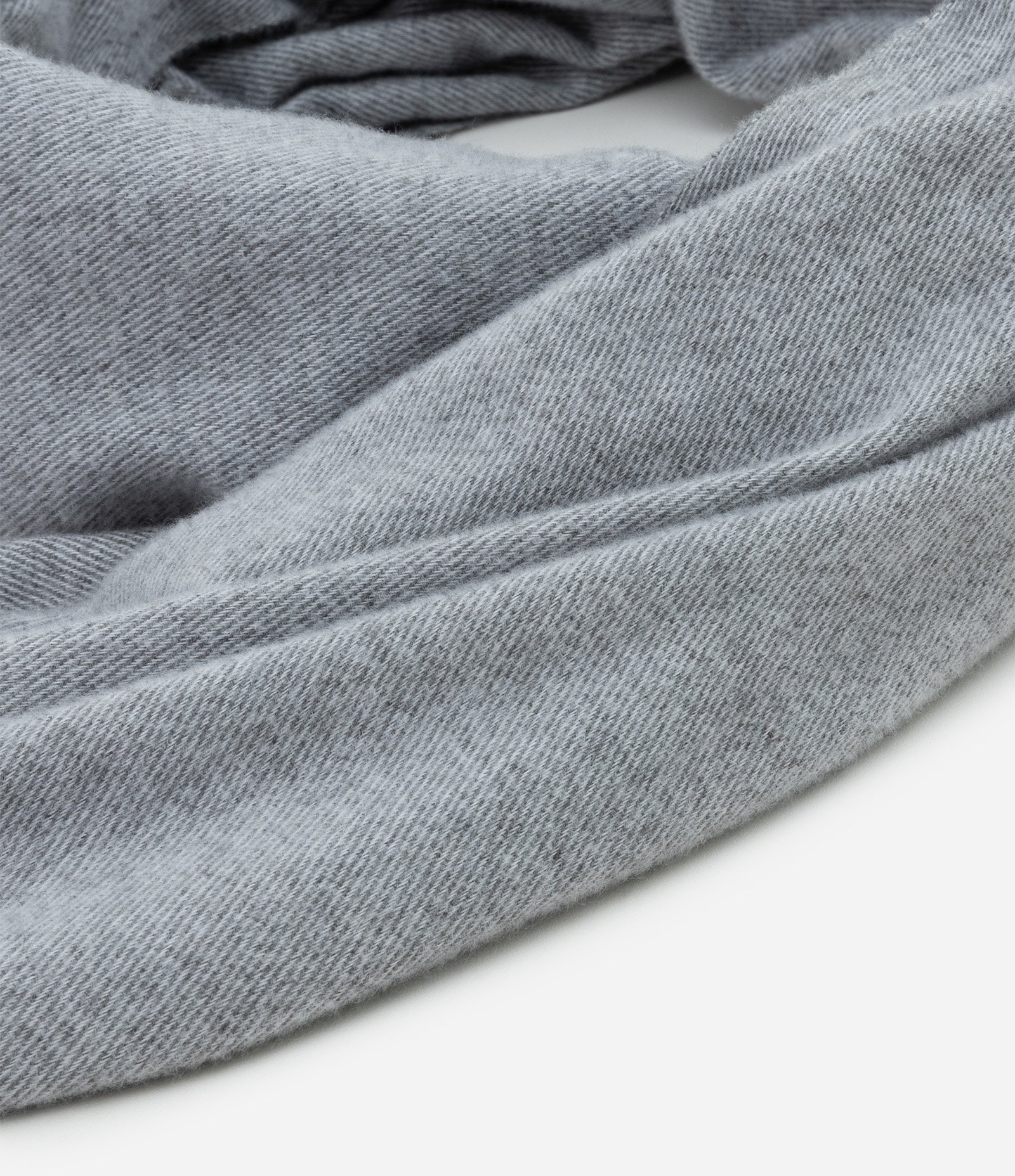 Cachecol em Flanela com Barra Desfiada Cinza 3