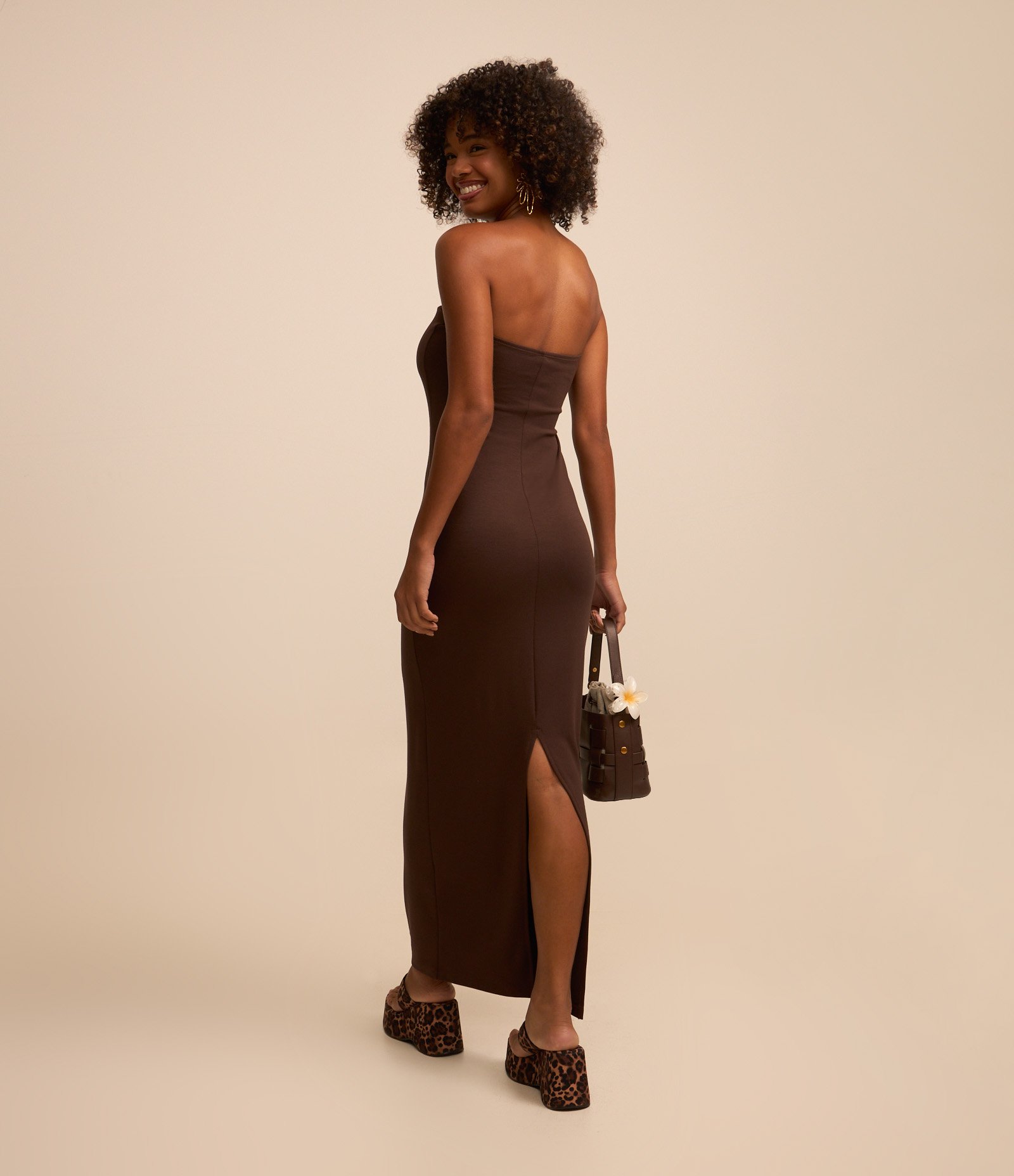 Vestido New Midi em Ponto Roma e Decote Tomara que Caia Marrom 1