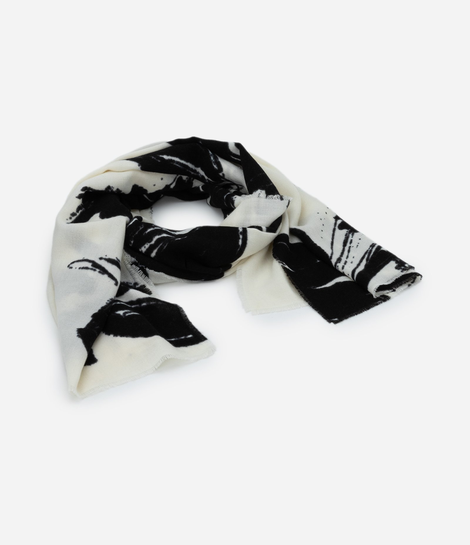 Cachecol em Flanela com Franjas e Estampa Folhagem Preto/Branco 1