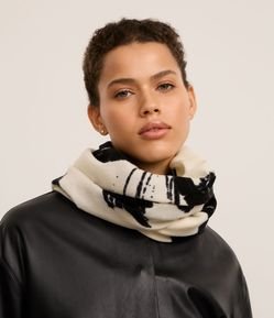 Cachecol em Flanela com Franjas e Estampa Folhagem