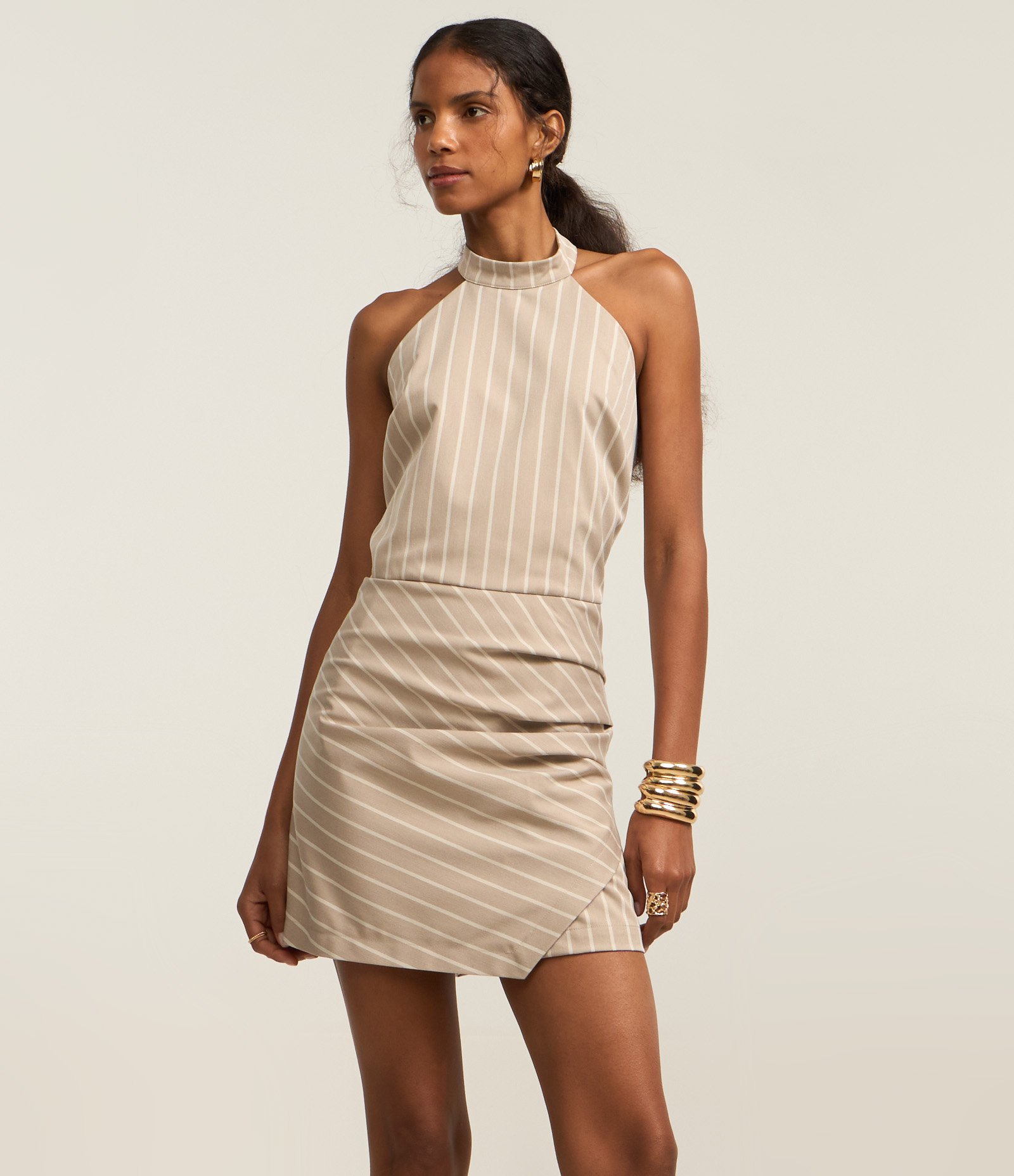 Macaquinho Short Saia em Alfaiataria com Listras e Franzido Bege 1