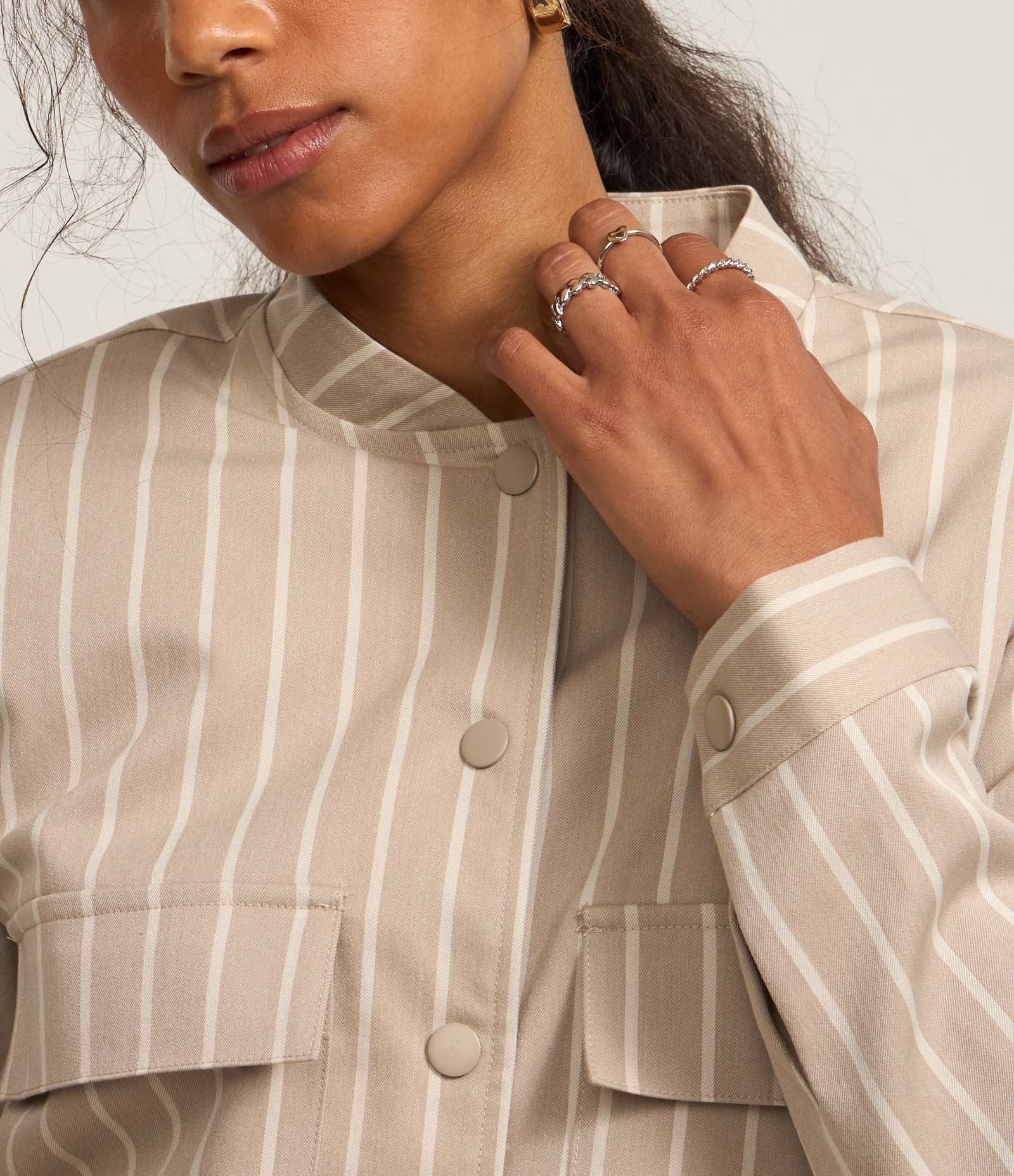 Jaqueta Bomber em Alfaiataria com Listras e Botões Bege Acinzentado 3