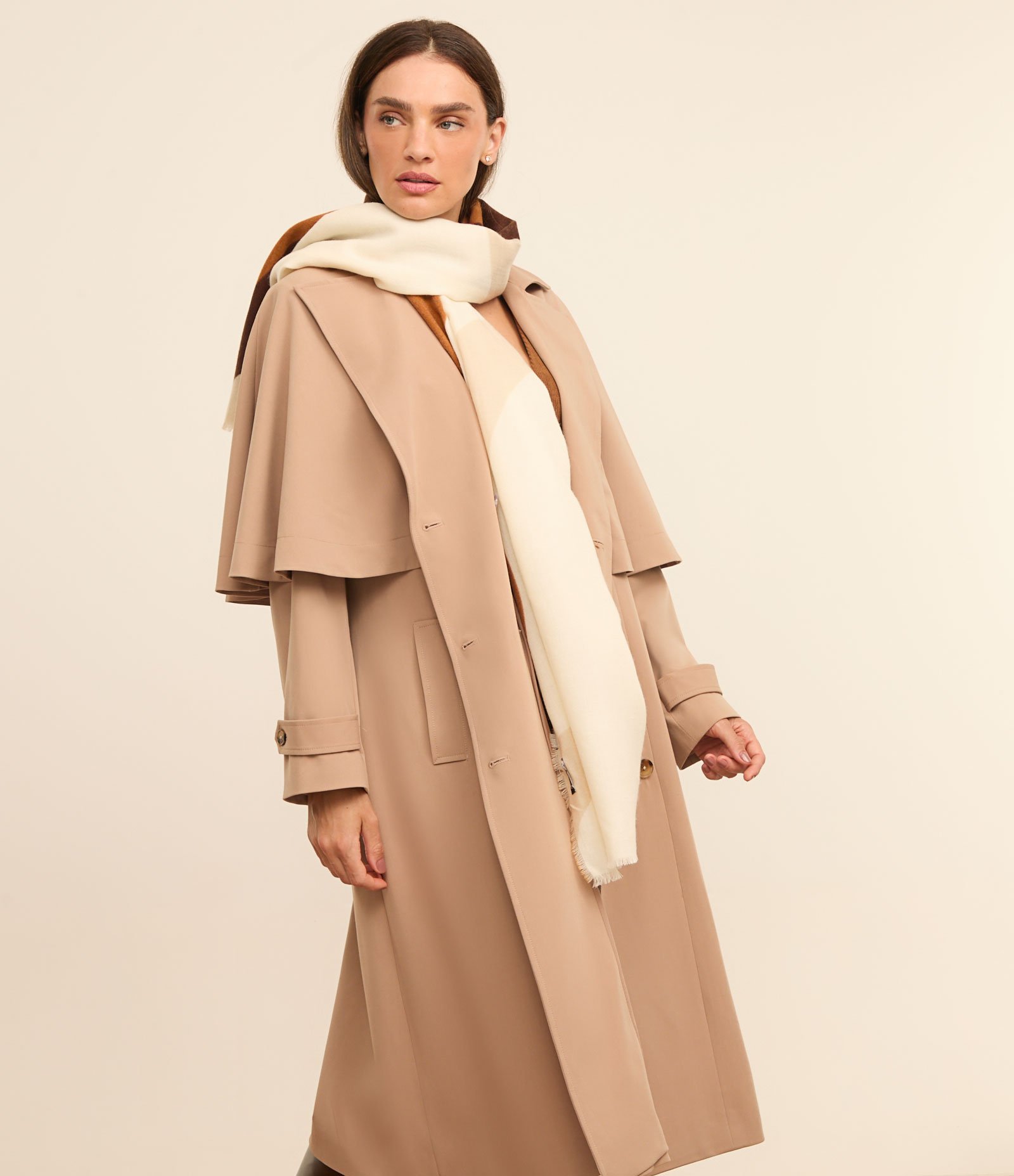 Lenço em Flanela com Bloco de Cor e Franjas Marrom/Branco 1