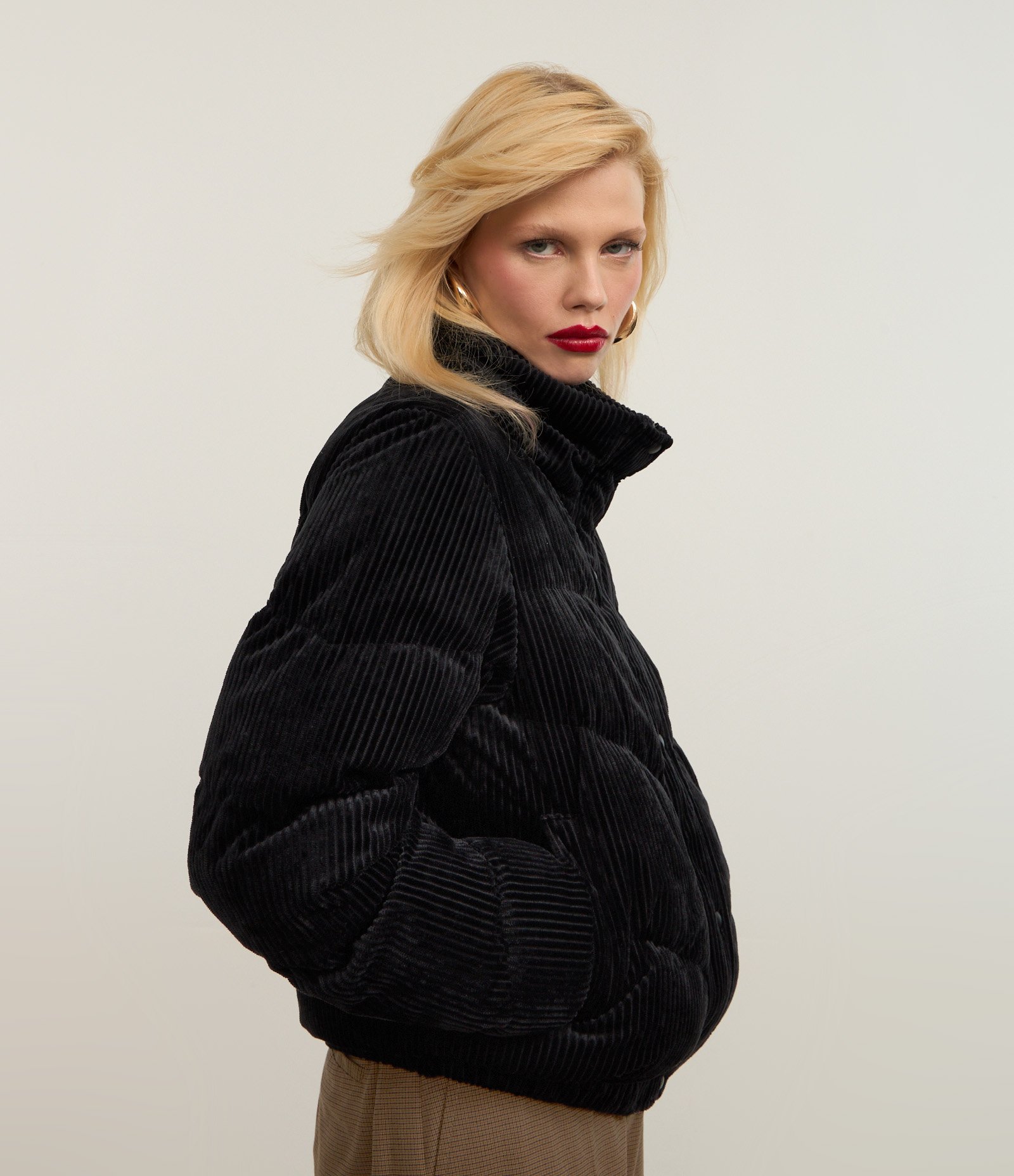 Jaqueat Puffer em Veludo Cotelê com Gola Alta Preto 1