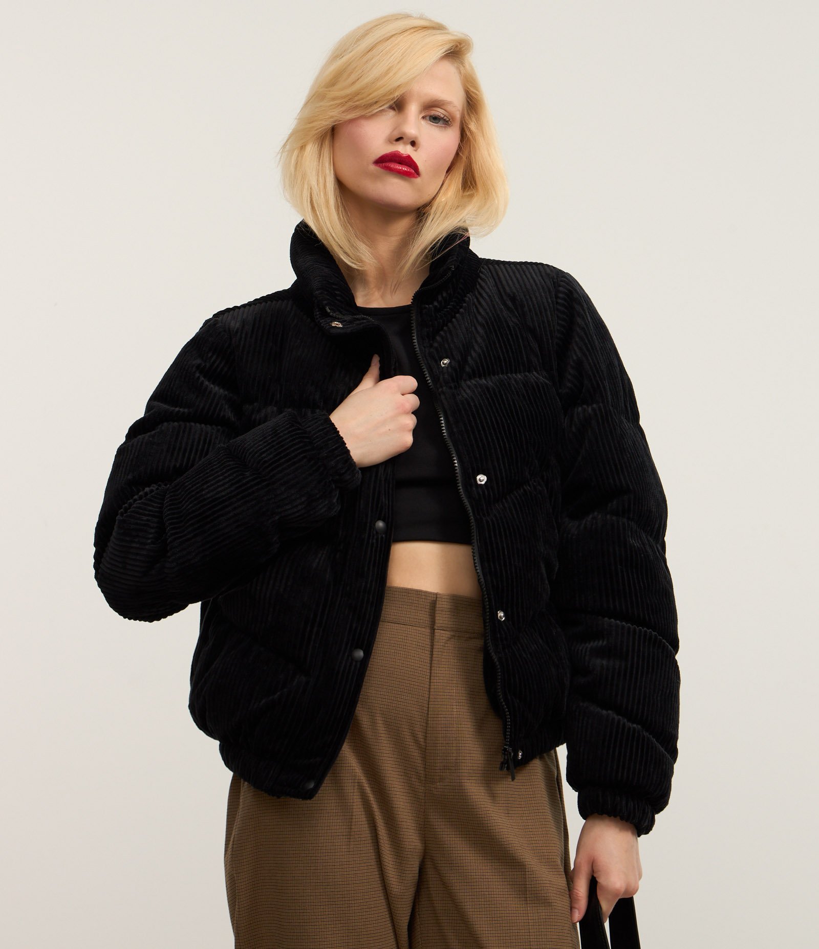 Jaqueat Puffer em Veludo Cotelê com Gola Alta Preto 3