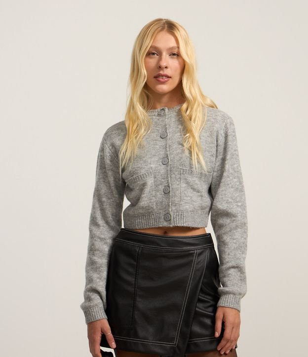 Cardigan Cropped em Tricô com Bolsinhos e Botões Frontais