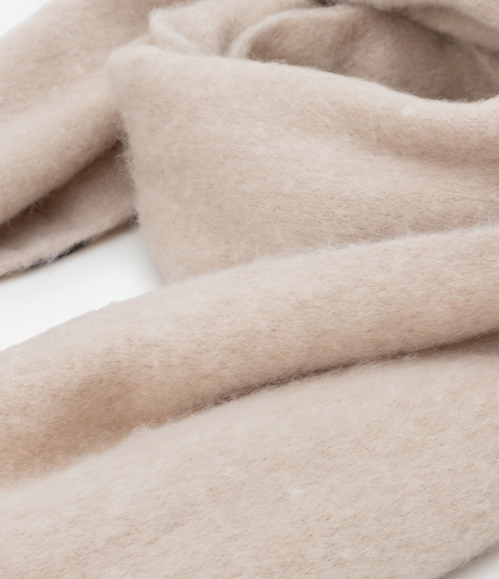 Cachecol em Fleece com Franjas e Textura Felpuda Bege 3