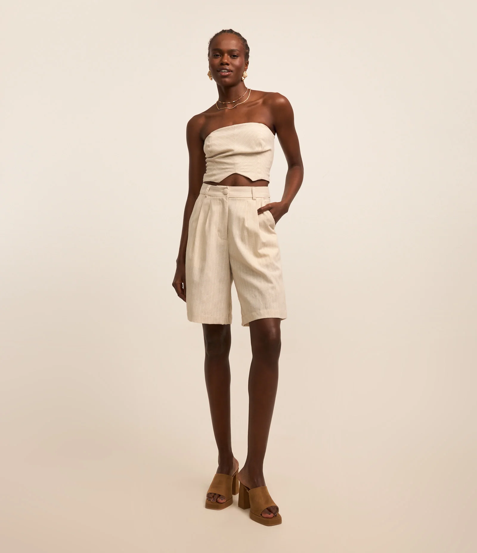 Short Alfaiatado em Viscolinho com Pregas e Listras Bege 1