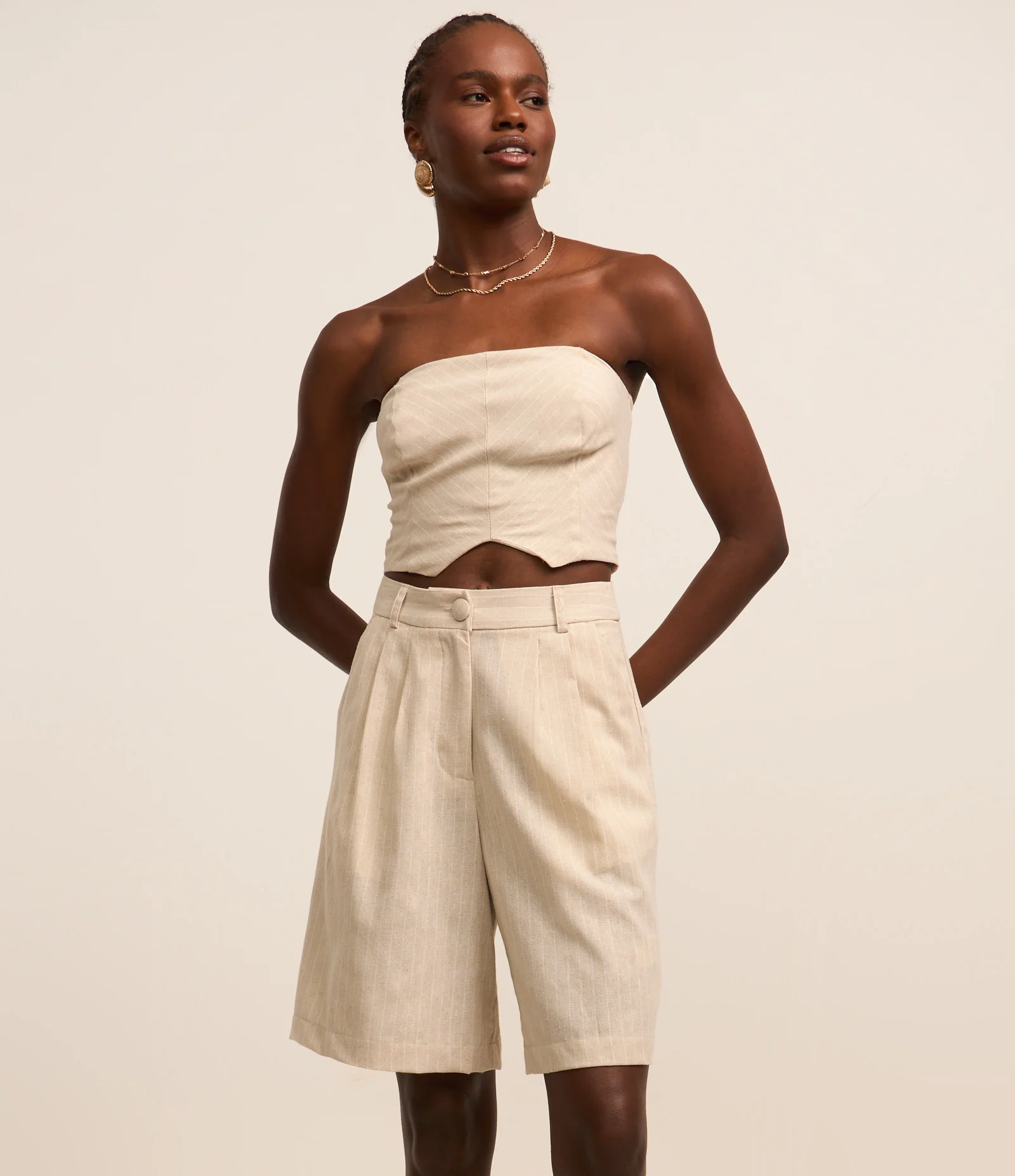 Short Alfaiatado em Viscolinho com Pregas e Listras Bege 2