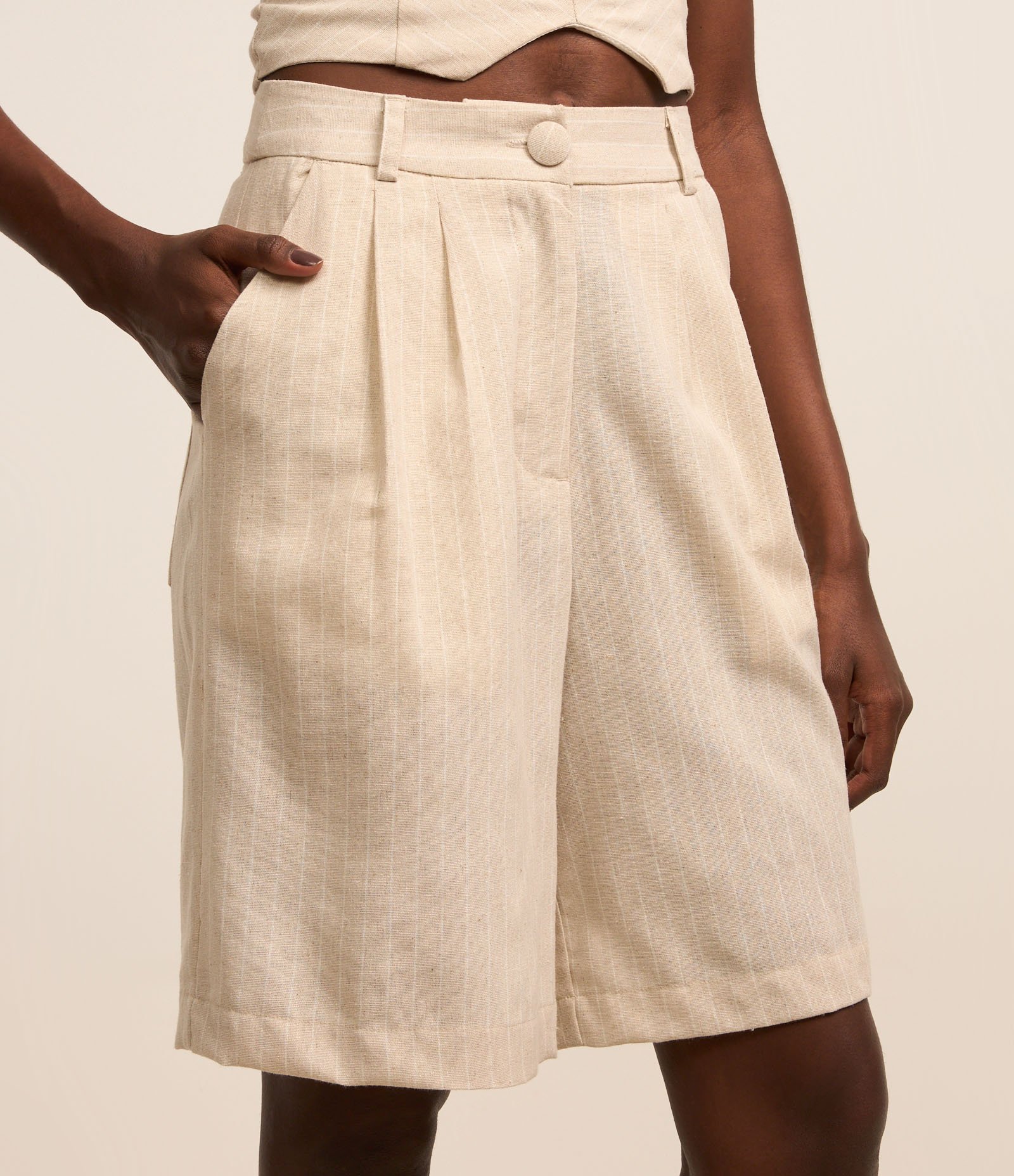 Short Alfaiatado em Viscolinho com Pregas e Listras Bege 3