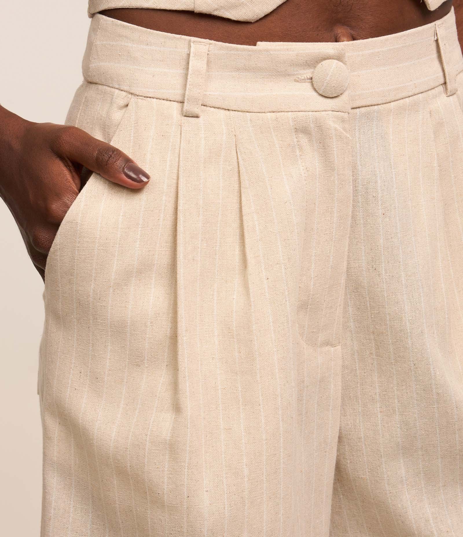 Short Alfaiatado em Viscolinho com Pregas e Listras Bege 4