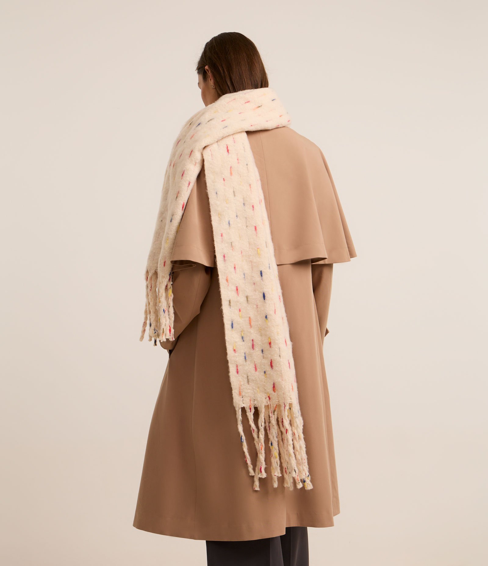 Cachecol em Fleece com Franjas e Listras Contrastantes Bege 5