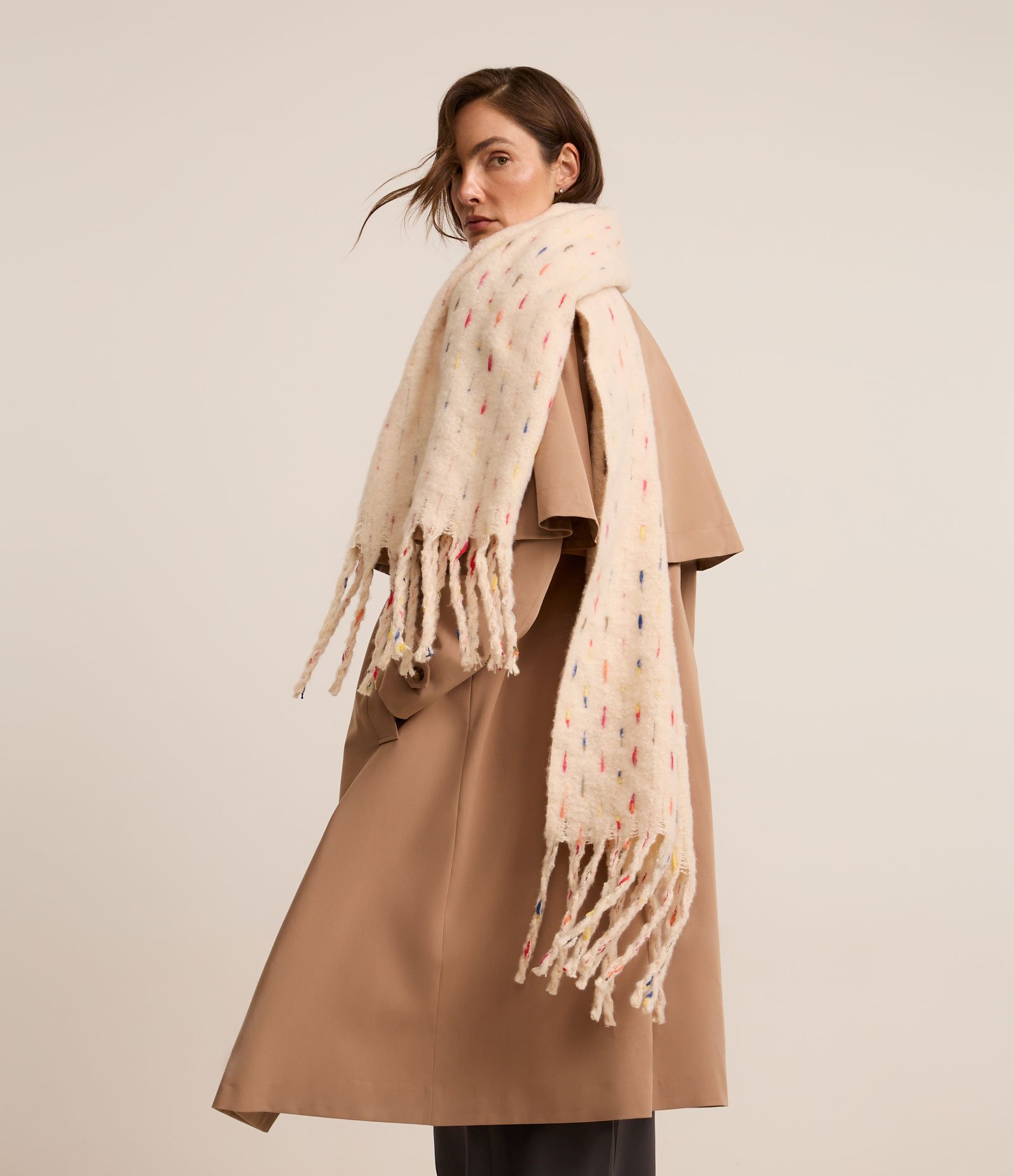 Cachecol em Fleece com Franjas e Listras Contrastantes Bege 1