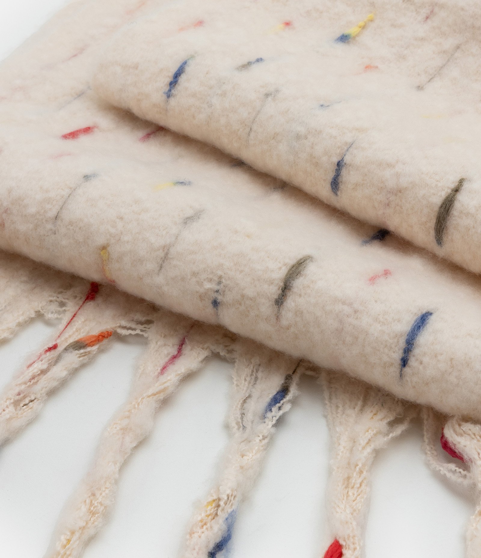 Cachecol em Fleece com Franjas e Listras Contrastantes Bege 4
