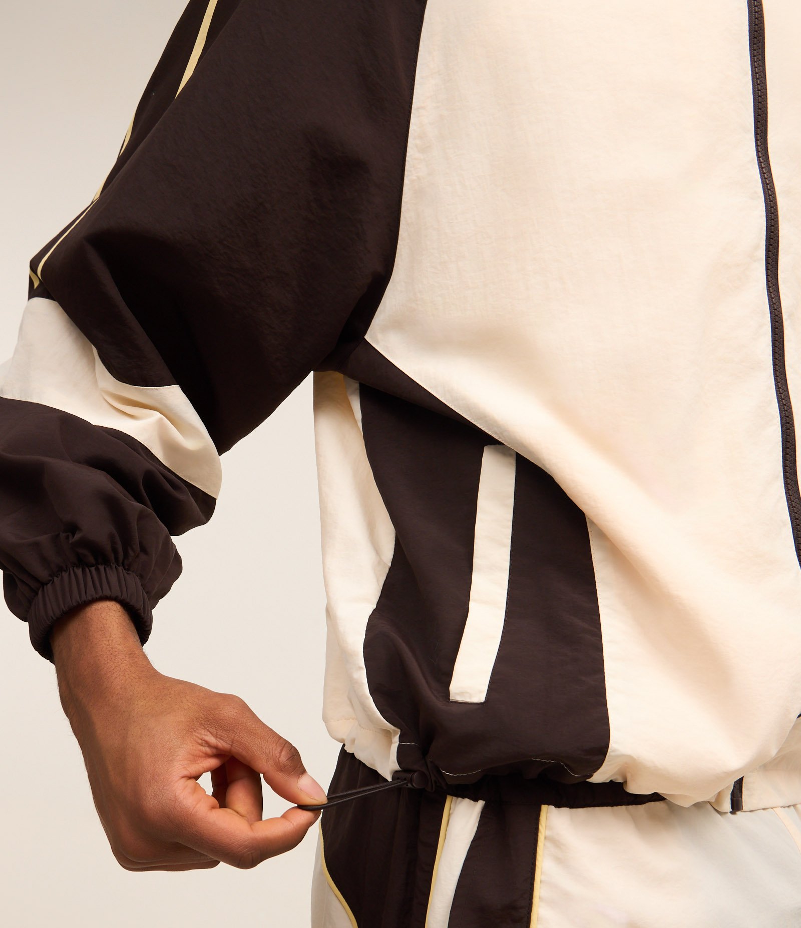 Jaqueta Esportiva em Poliamida com Bloco de Cores Bege/Preto/Marrom 5