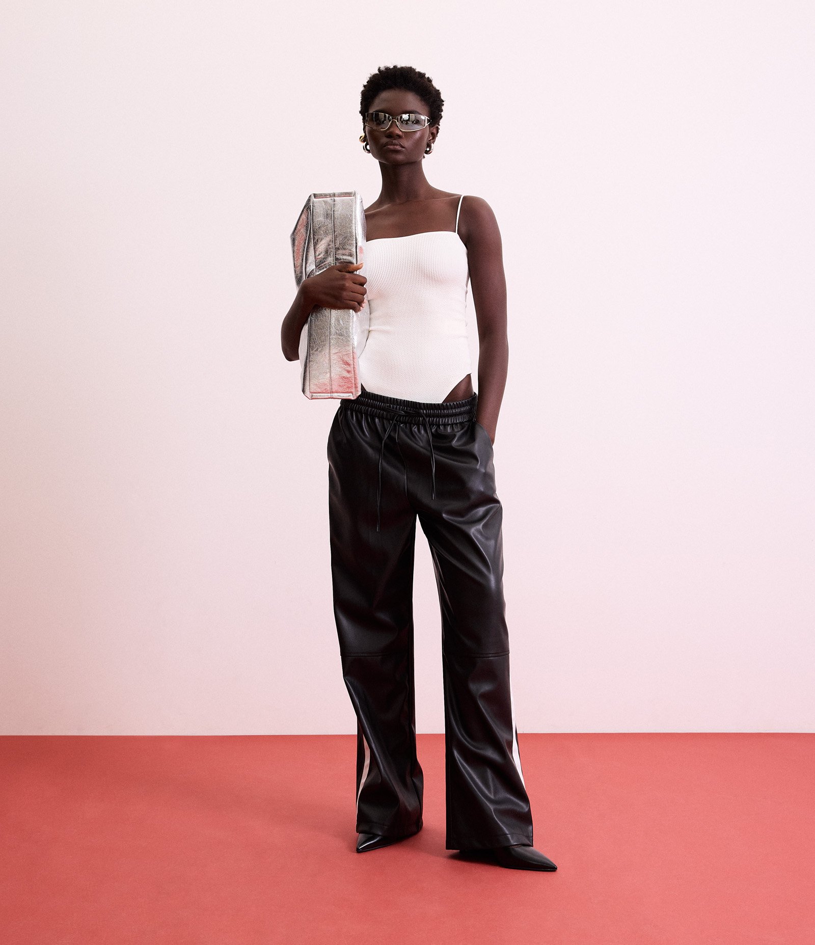 Calça Pantalona em PU com Amarração no Cós Preto 1